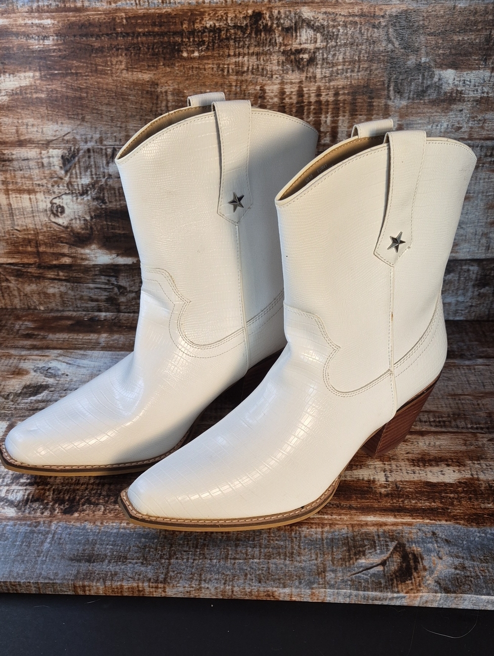 WoMen's White Western Cowboy Boots - Classic Leather Look